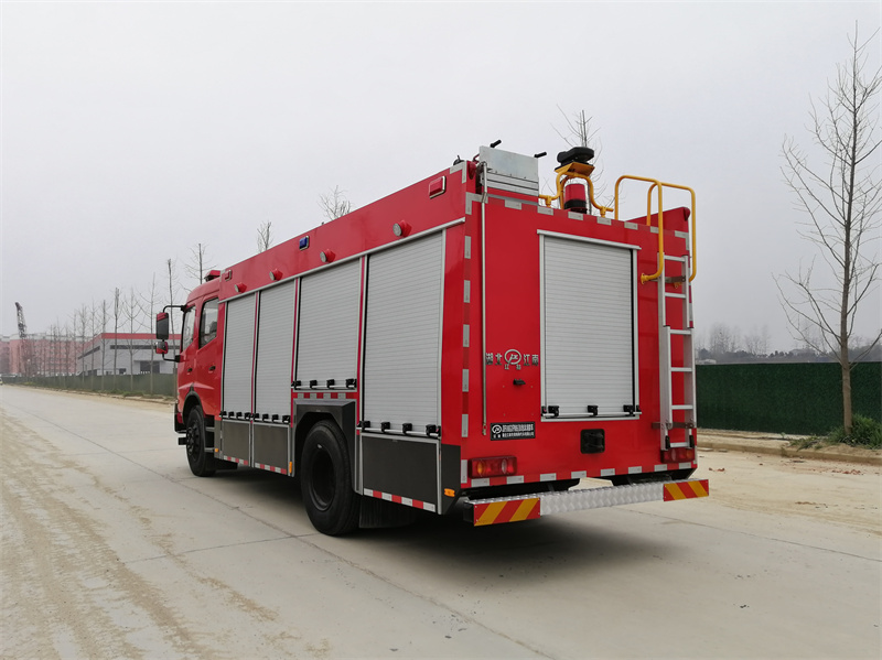 東風(fēng)仿天錦泡沫消防車(6.3噸)圖片