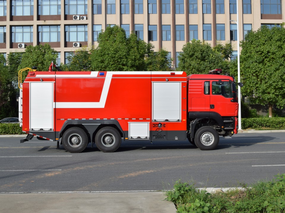 重汽豪沃后雙橋泡沫消防車(chē)(17.55噸)圖片